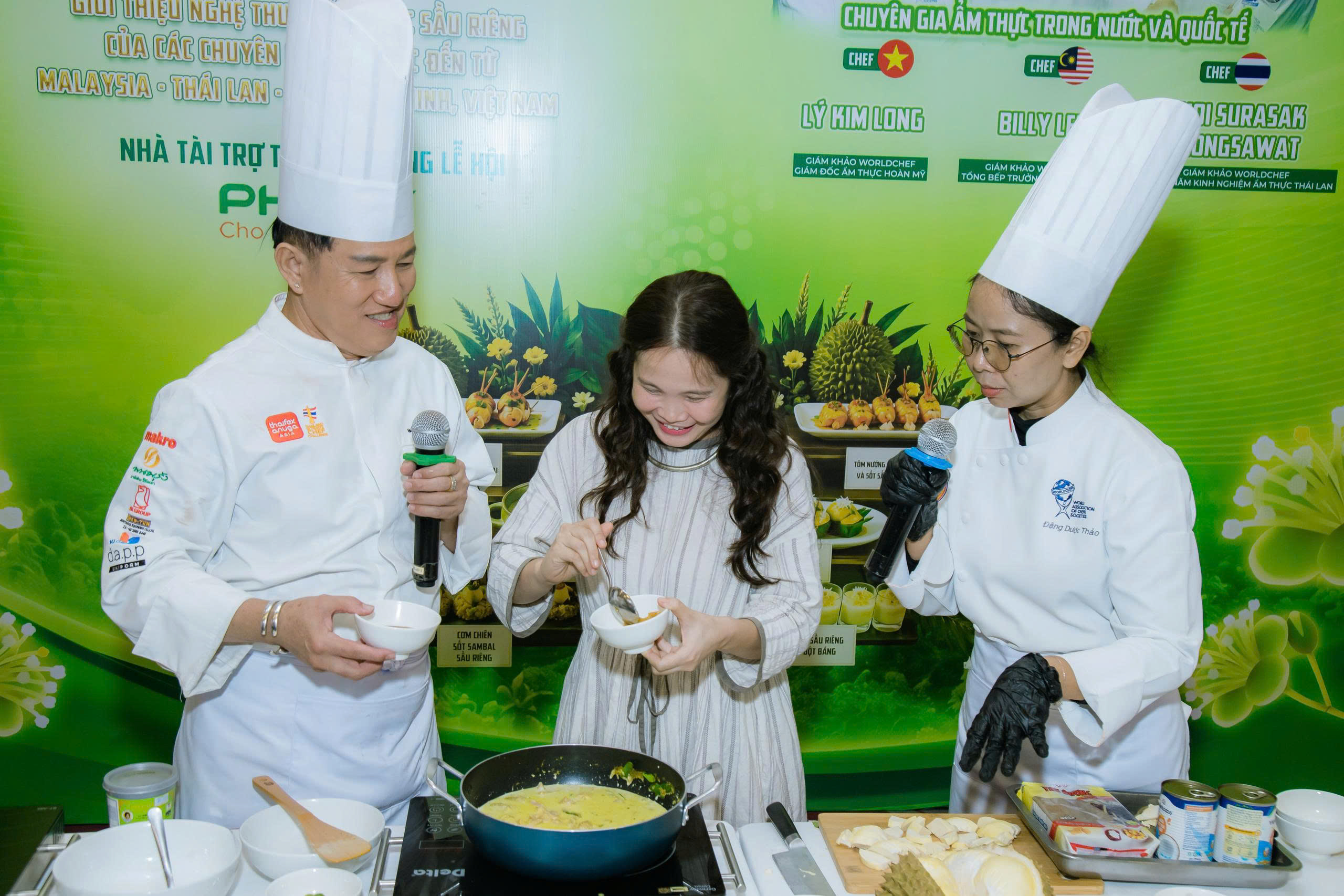 Các chuyên gia ẩm thực quốc tế cùng nhau quảng diễn các món ăn độc lạ được chế biến trực tiếp từ sầu riêng Đắk Lắk.